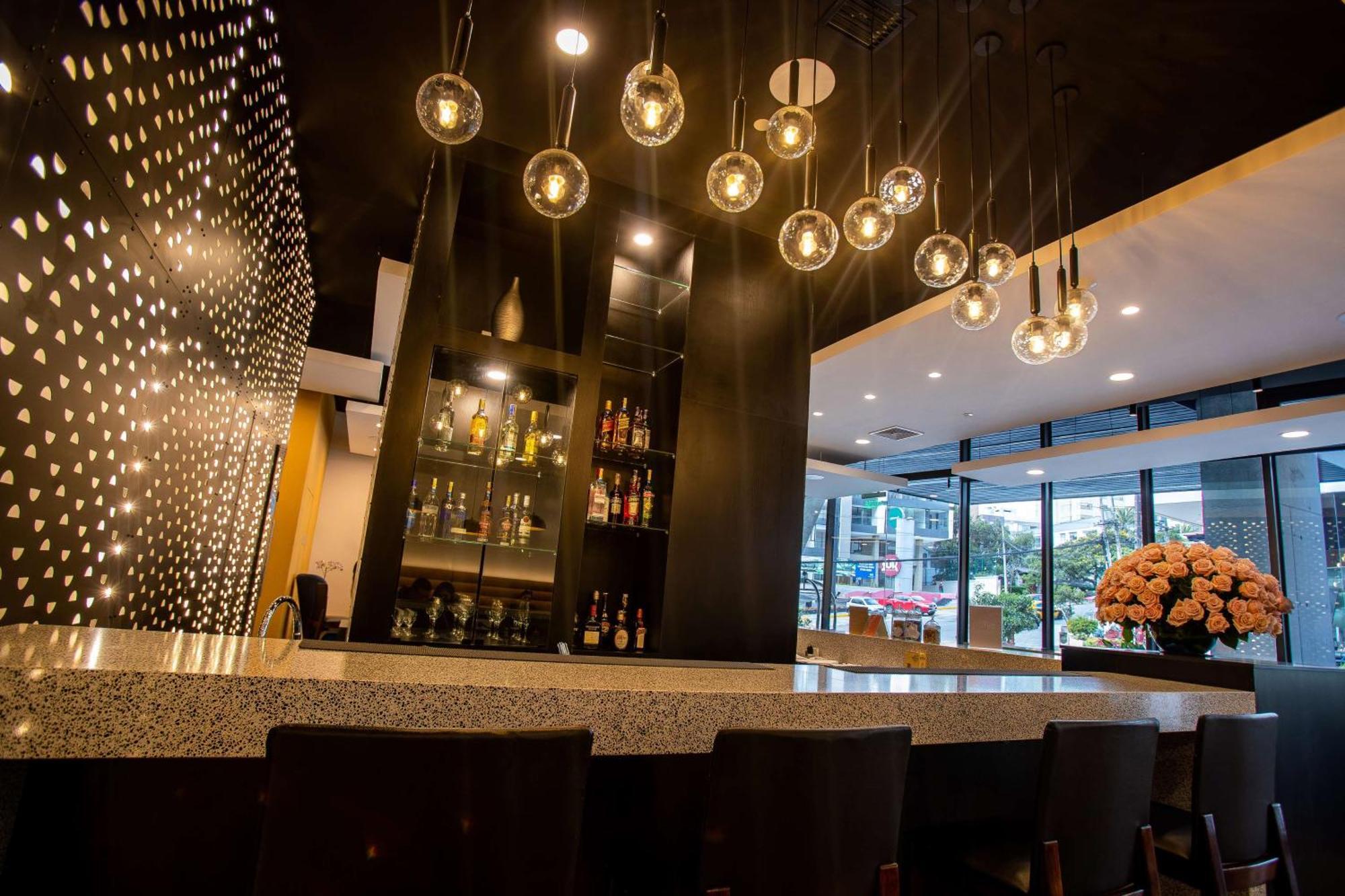 Hampton By Hilton Quito La Carolina Park Hotel Exterior photo